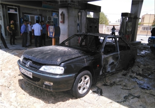 آتش‌سوزی 2 خودرو در پمپ بنزین ماهشهر+ تصویر