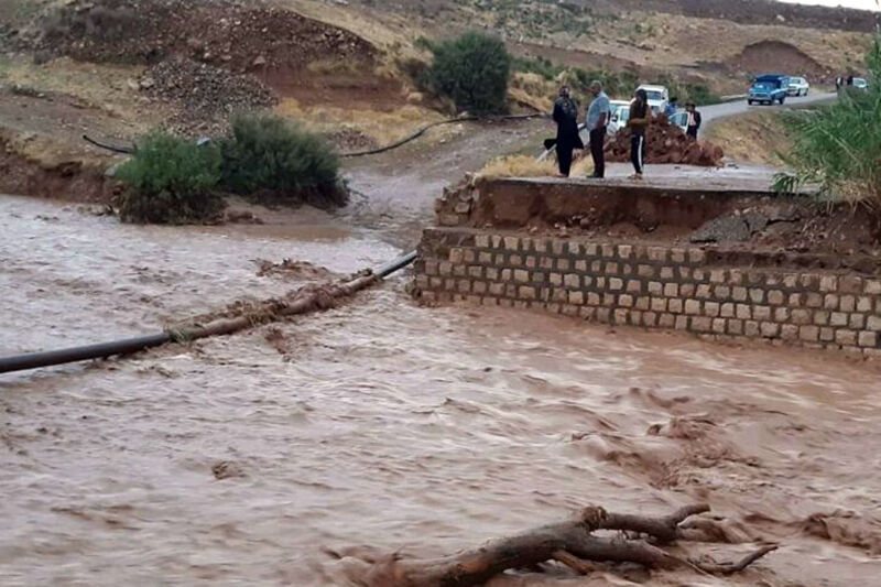 طغیان رودخانه راه مناطق عشایرنشین ریگان را بست