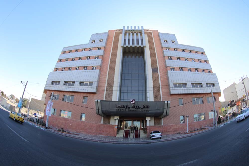در قم کدام هتل را رزرو کنیم؟ نمای بیرون هتل پارسیا قم