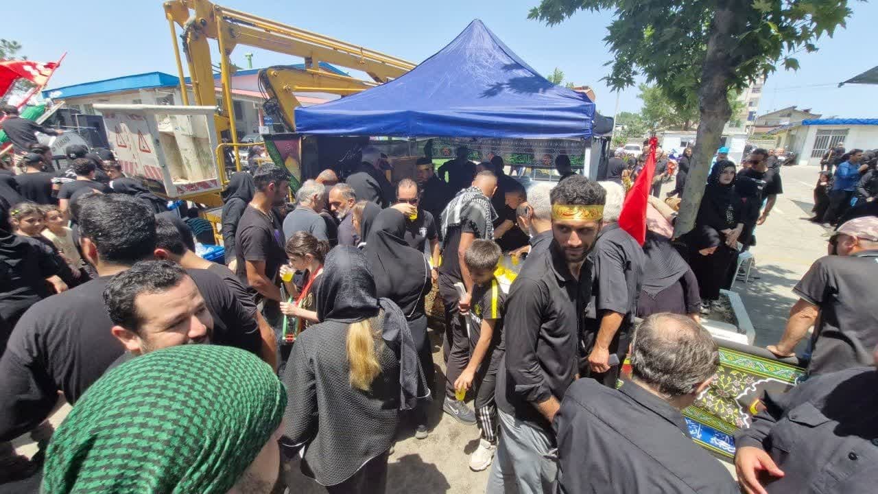با حضور در ایستگاه صلواتی شهرداری مستقر در گلزار شهدا اقدام به توزیع شربت بین عزاداران حسینی نمود
