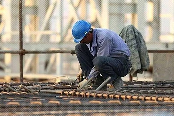 بیمه کارگران ساختمانی باید هر چه سریعتر تعیین تکلیف شود/ لزوم بازنگری در افزایش مزایای دستمزد