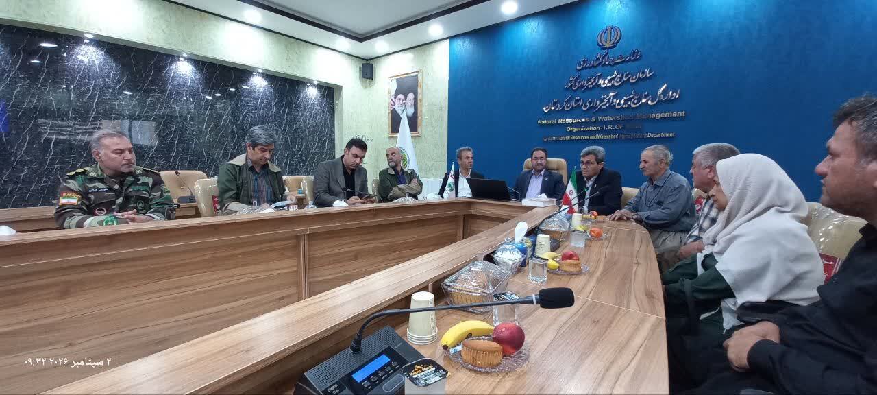 یک سال پس از داغ آبیدر؛ رئیس سازمان منابع طبیعی پای درد دل خانواده‌های جان‌باختگان نشست
