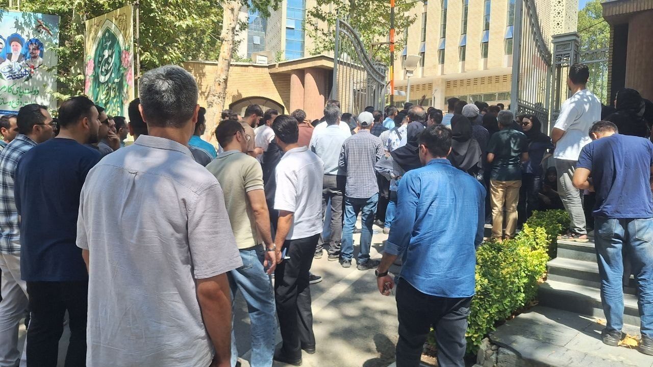 تجمع ۳۰۰ پرستار کردستانی مقابل استانداری؛ از اعتراض به مطالبات معیشتی تا وعده پیگیری استاندار
